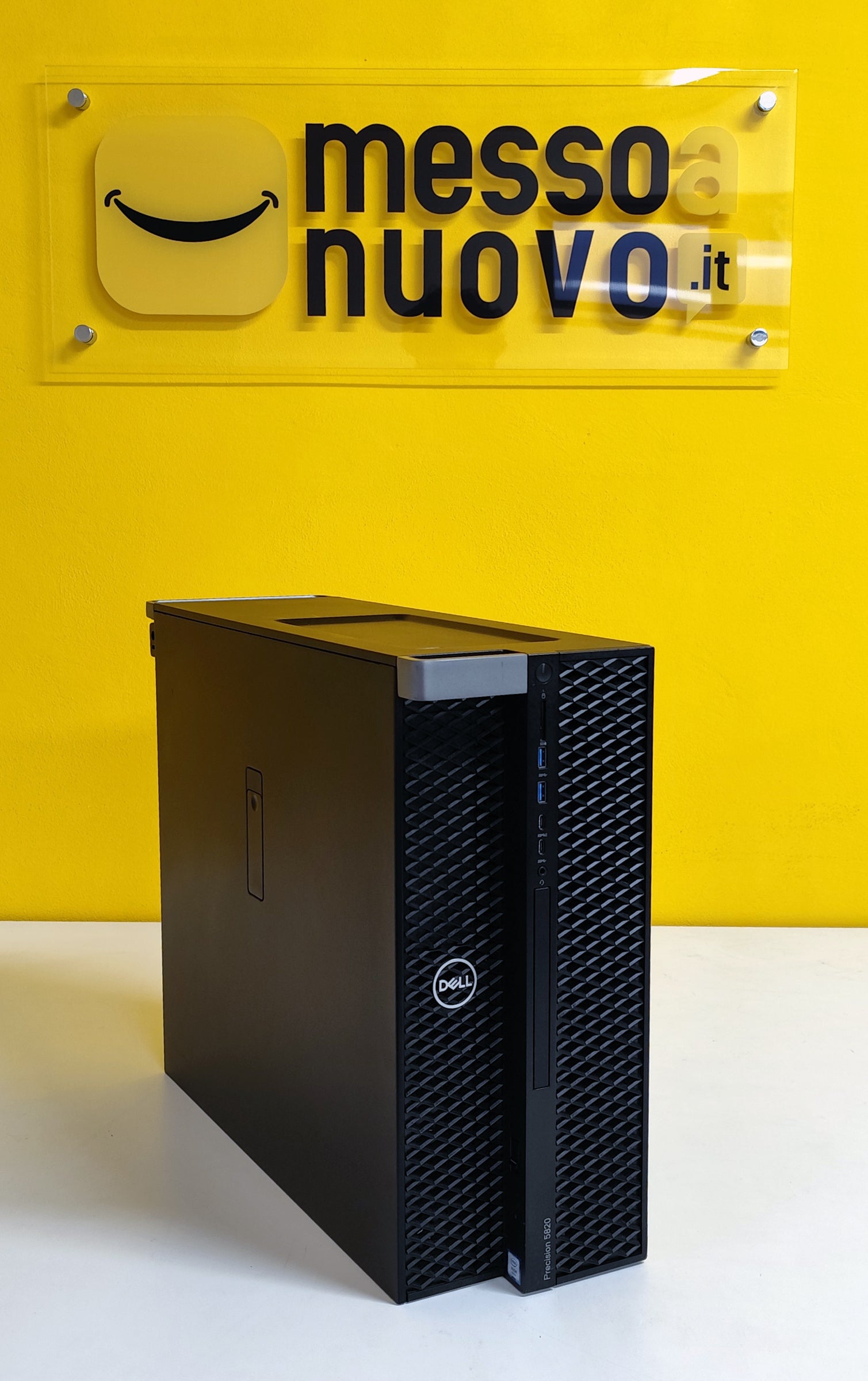 Bundle Dell Precision 5820 con case nero elegante, ideale per workstation potenti. Perfetto per progettazione e multitasking avanzato.