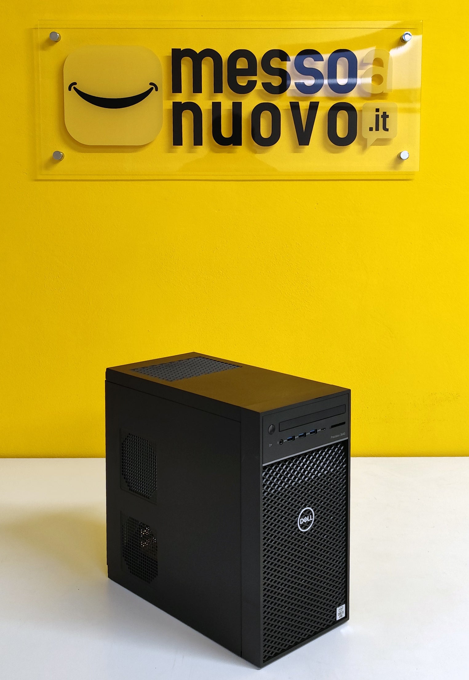 DELL Precision 3640 Workstation in esposizione con sfondo giallo e logo MessoNuovo.it, ideale per professionisti.