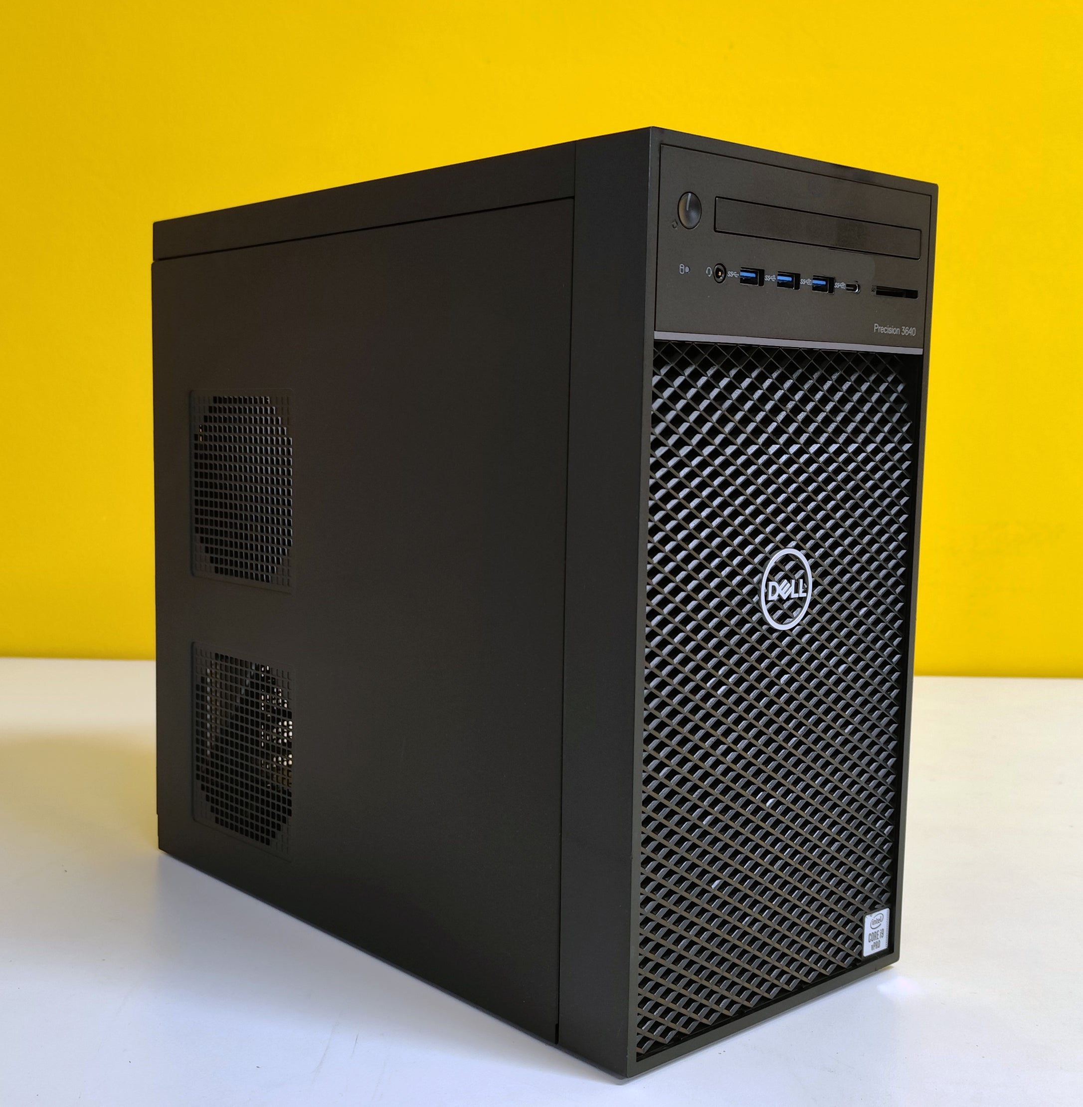 DELL Precision 3640 Workstation con design nero e griglie laterali, ideale per prestazioni elevate in ambito professionale.