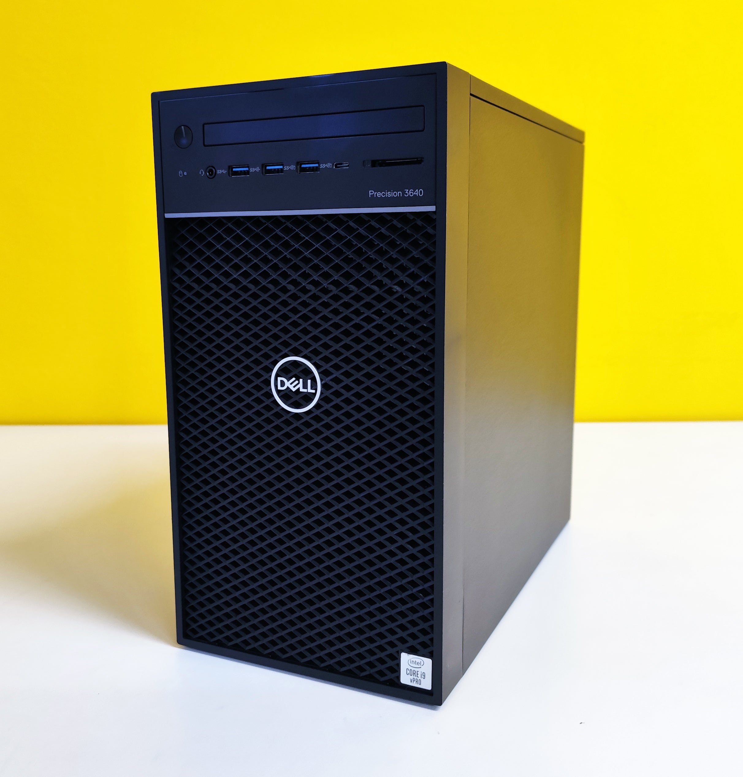 DELL Precision 3640 Workstation con Intel Core i9, 64GB RAM e 2TB SSD, vista frontale con sfondo giallo.