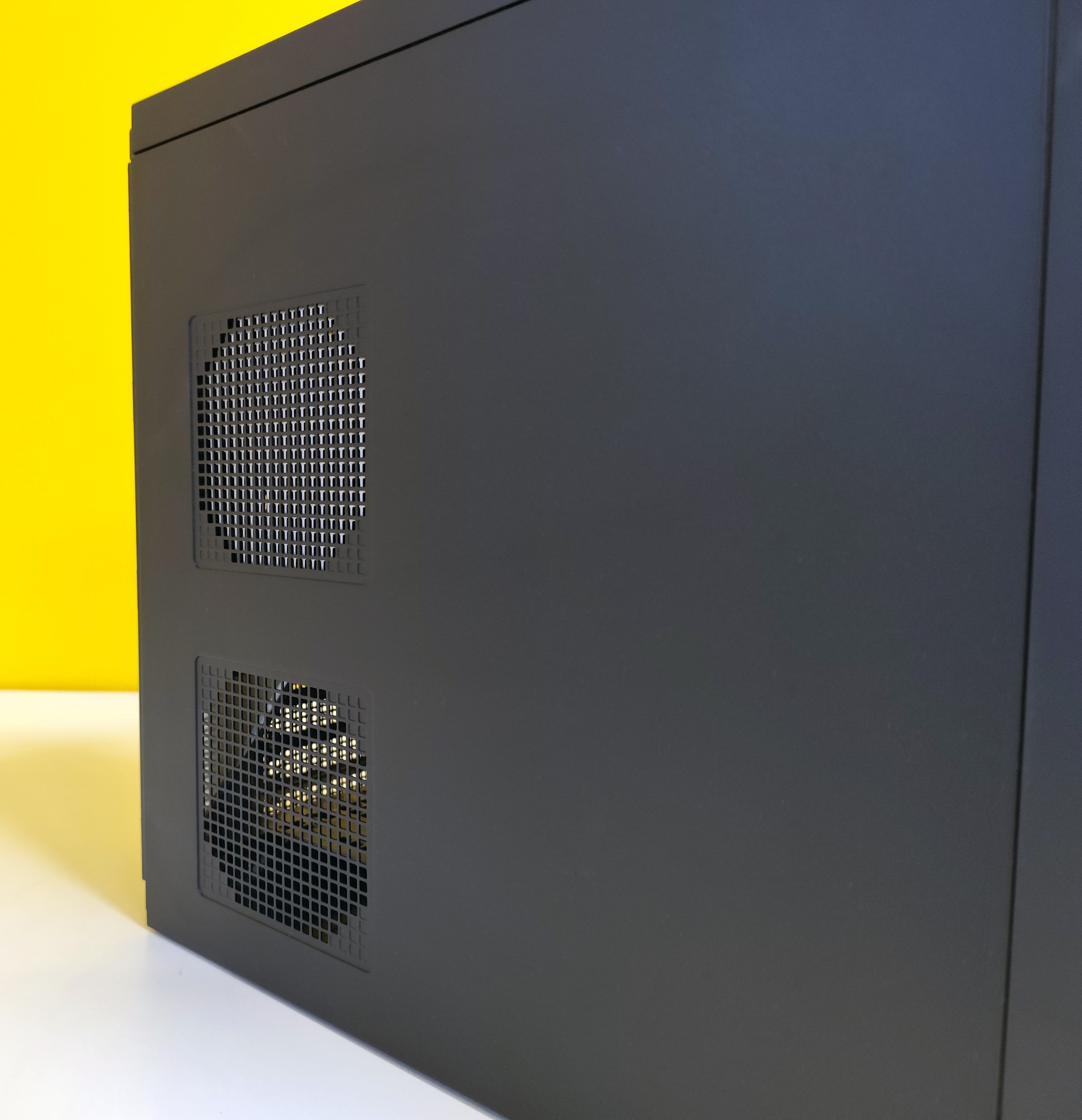 Vista laterale del DELL Precision 3640 Workstation con griglie di ventilazione per un raffreddamento ottimale.