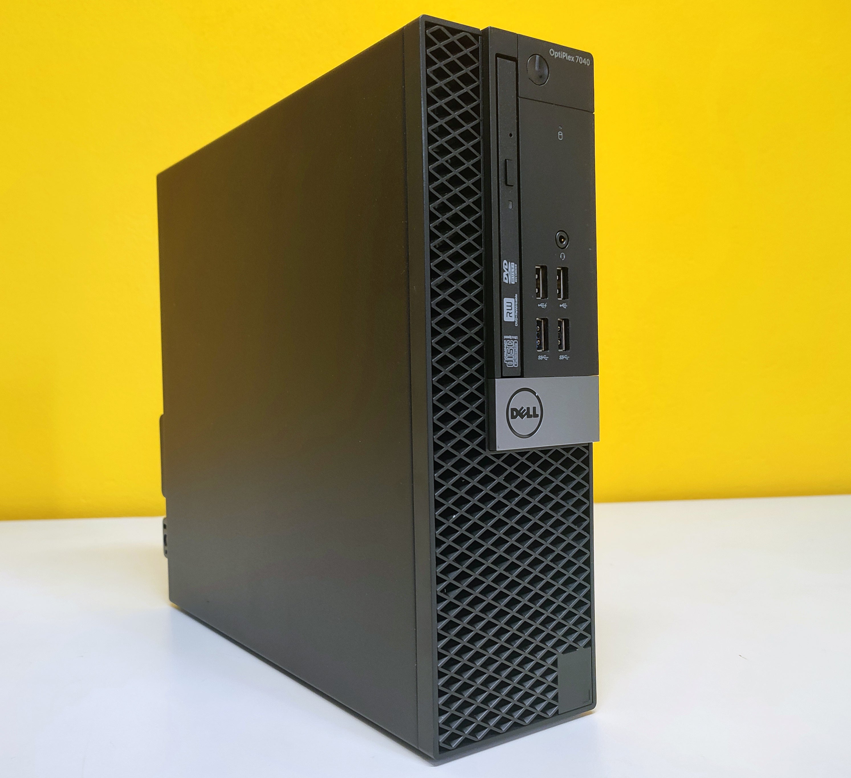 DELL OptiPlex 7040 SFF | Intel Core i7-6700T 2.8 Ghz | Ram 8Gb | SSD 256Gb | HDMI Windows 10 Pro Il PC compatto ed elegante per una postazione potente ed affidabile