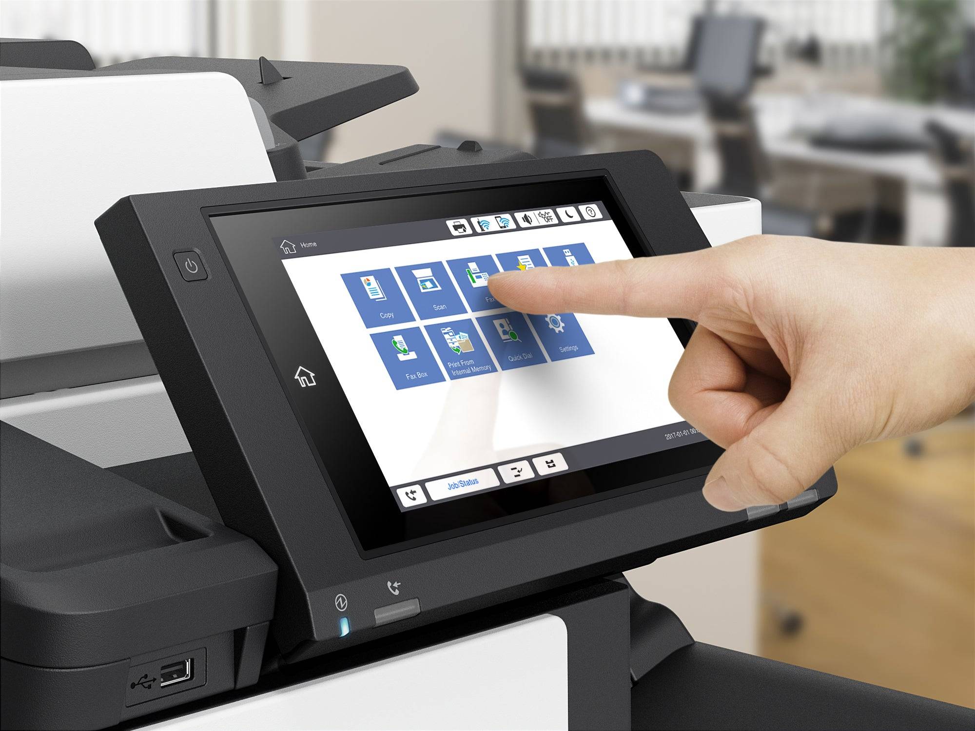 Interazione con il display touchscreen della Epson WF-C20590, evidenziando la facilità d'uso e la navigazione intuitiva per operazioni rapide.