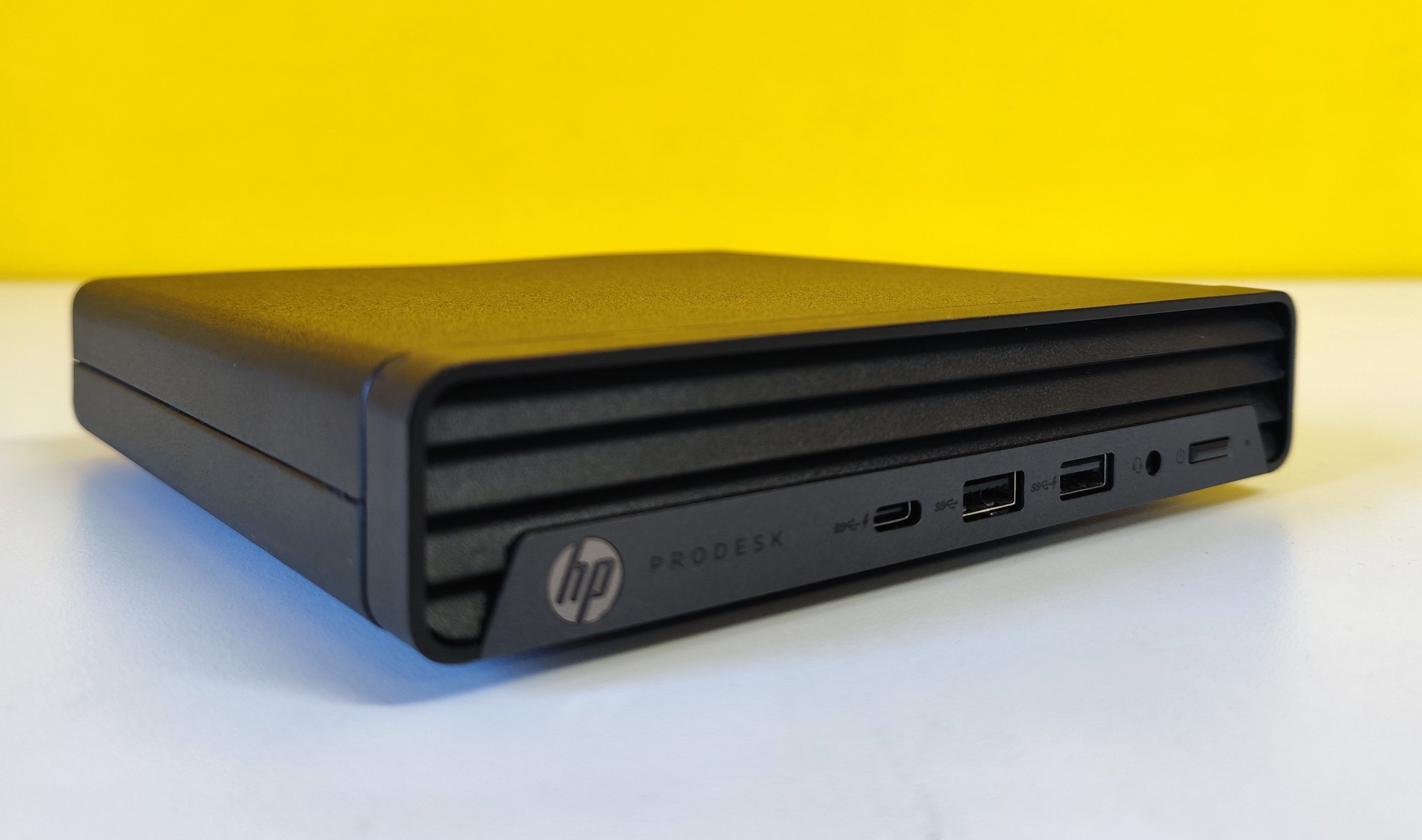 HP EliteDesk 400 G6 Mini PC con finitura nera e design compatto, perfetto per spazi ridotti e utilizzo efficiente.