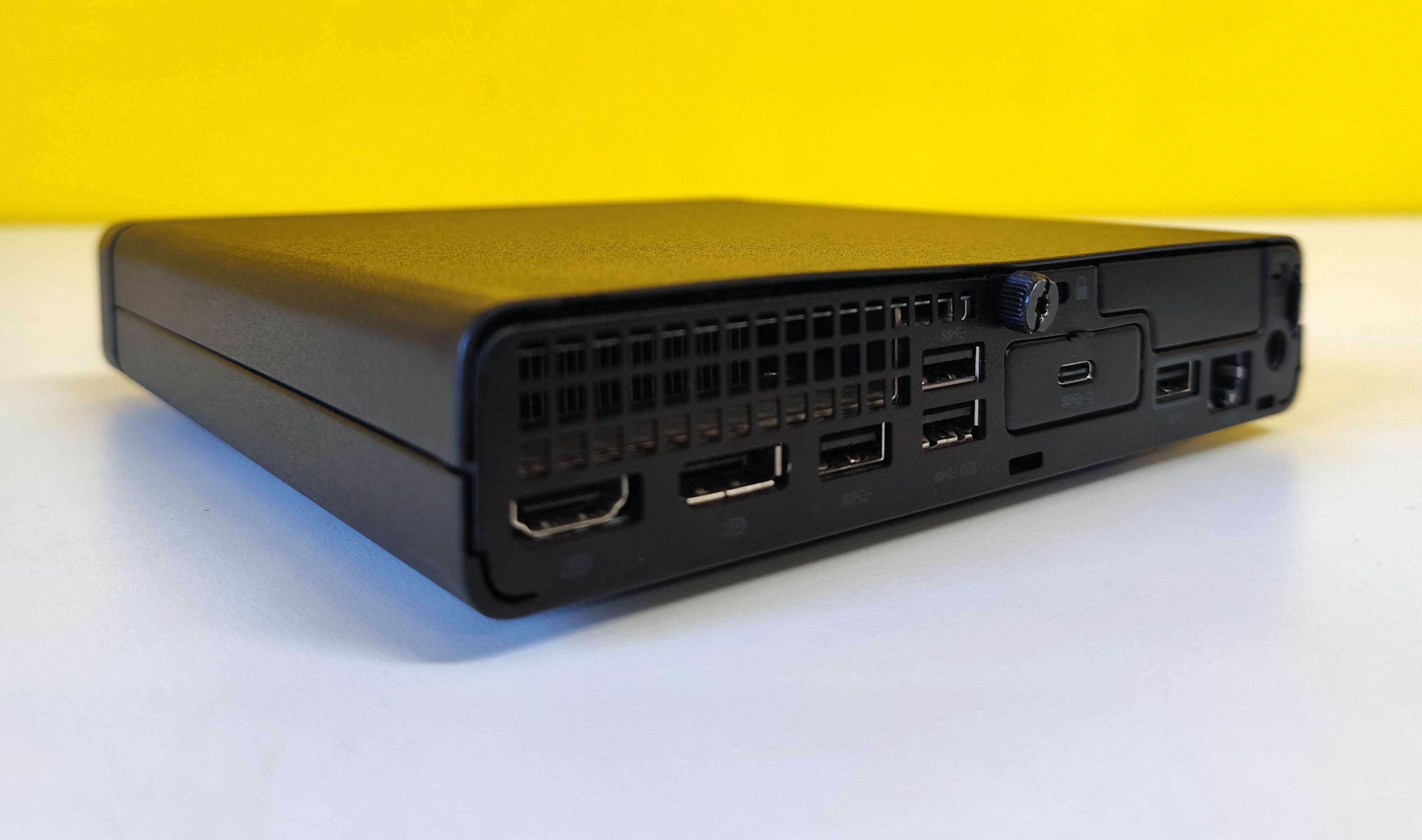 Retro dell'HP EliteDesk 400 G6 Mini PC con porte HDMI, USB e RJ45, progettato per connettività e prestazioni elevate.