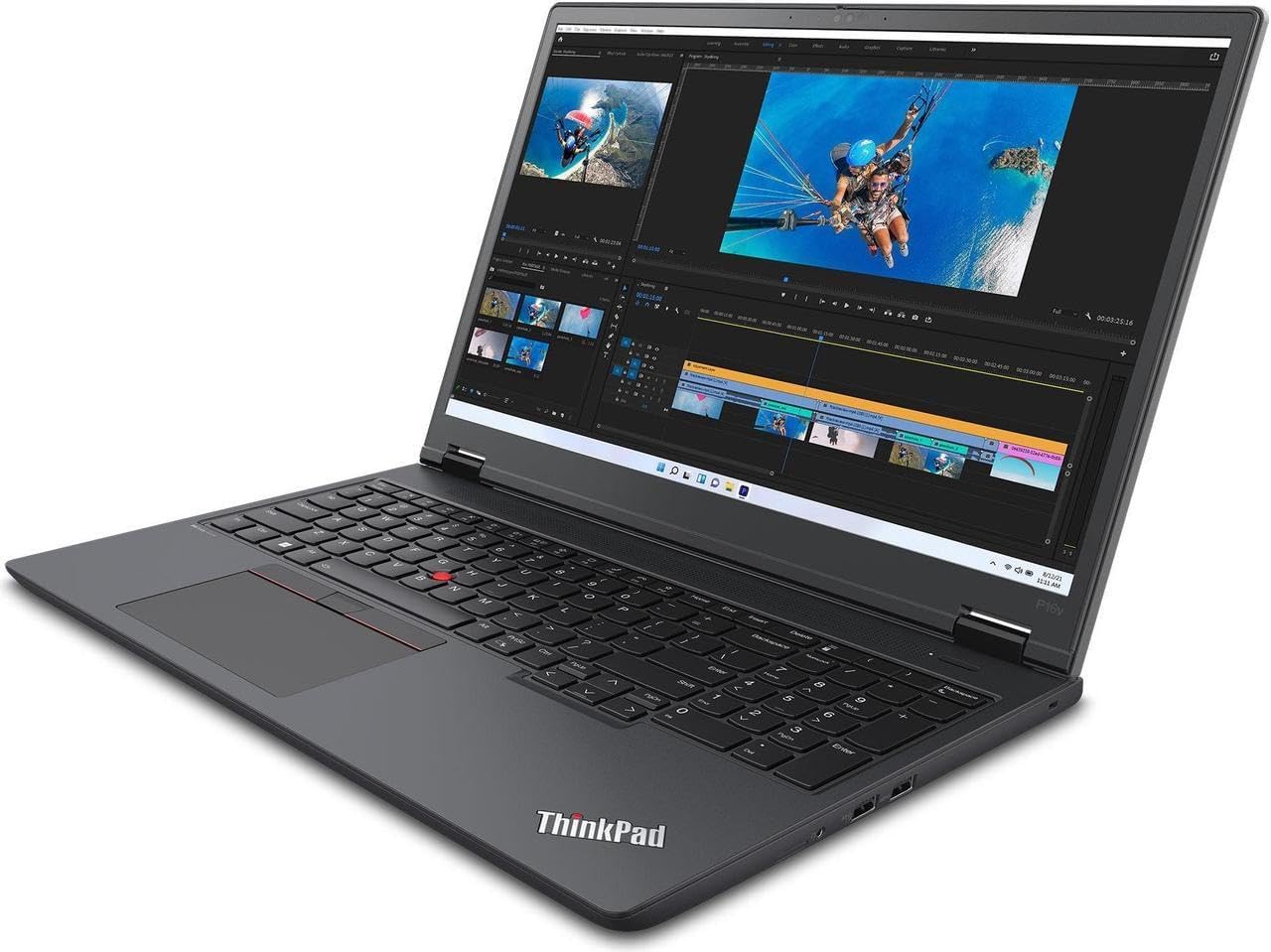 Lenovo ThinkPad P16 G2 in vista laterale con editing video in esecuzione. Notebook ideale per professionisti con 32GB RAM e 1TB SSD.