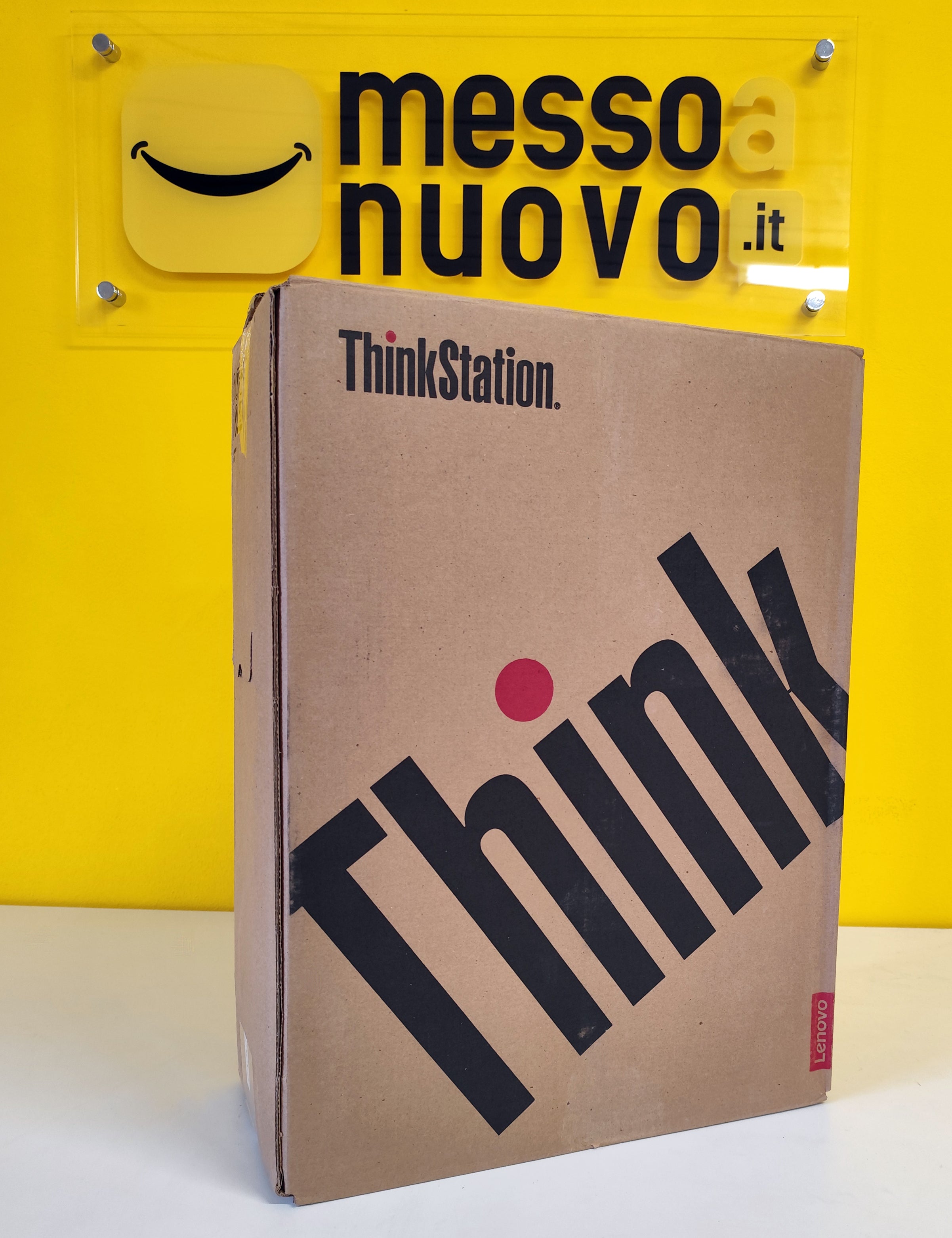 Confezione originale Lenovo ThinkStation P340, ideale per chi cerca un prodotto nuovo e affidabile.