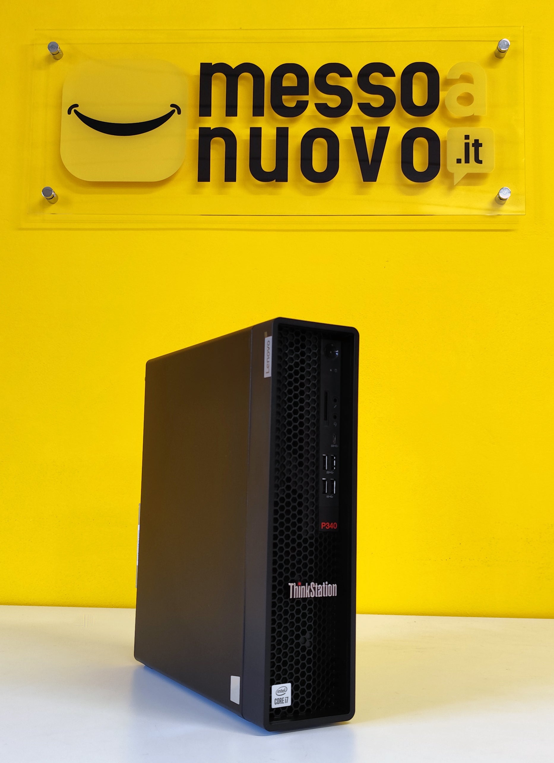 Lenovo ThinkStation P340 esposto su sfondo giallo, perfetto per ambienti professionali e creativi.