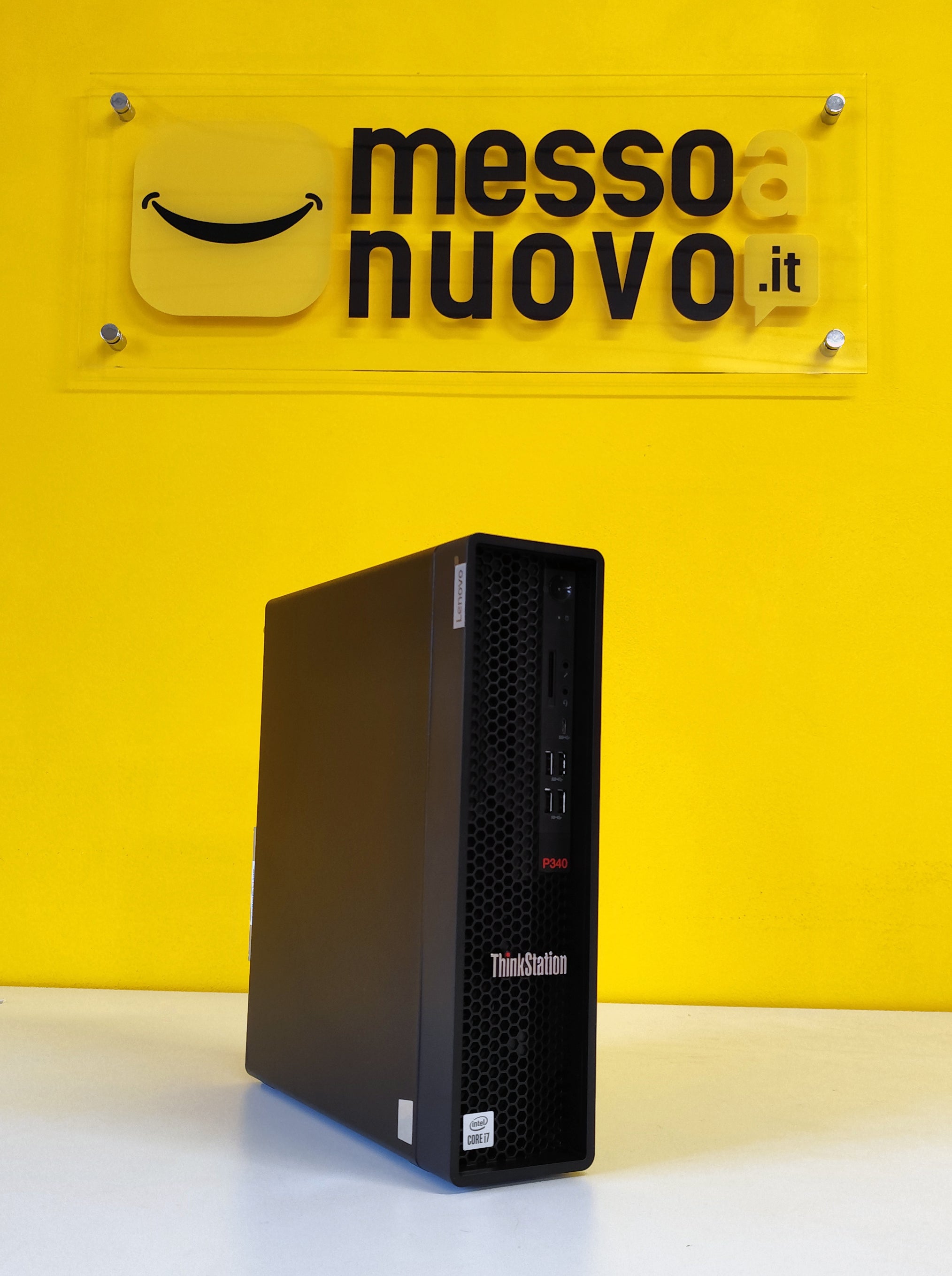 Lenovo ThinkStation P340 con design compatto, ideale per uffici e studi professionali, esposto su sfondo giallo.