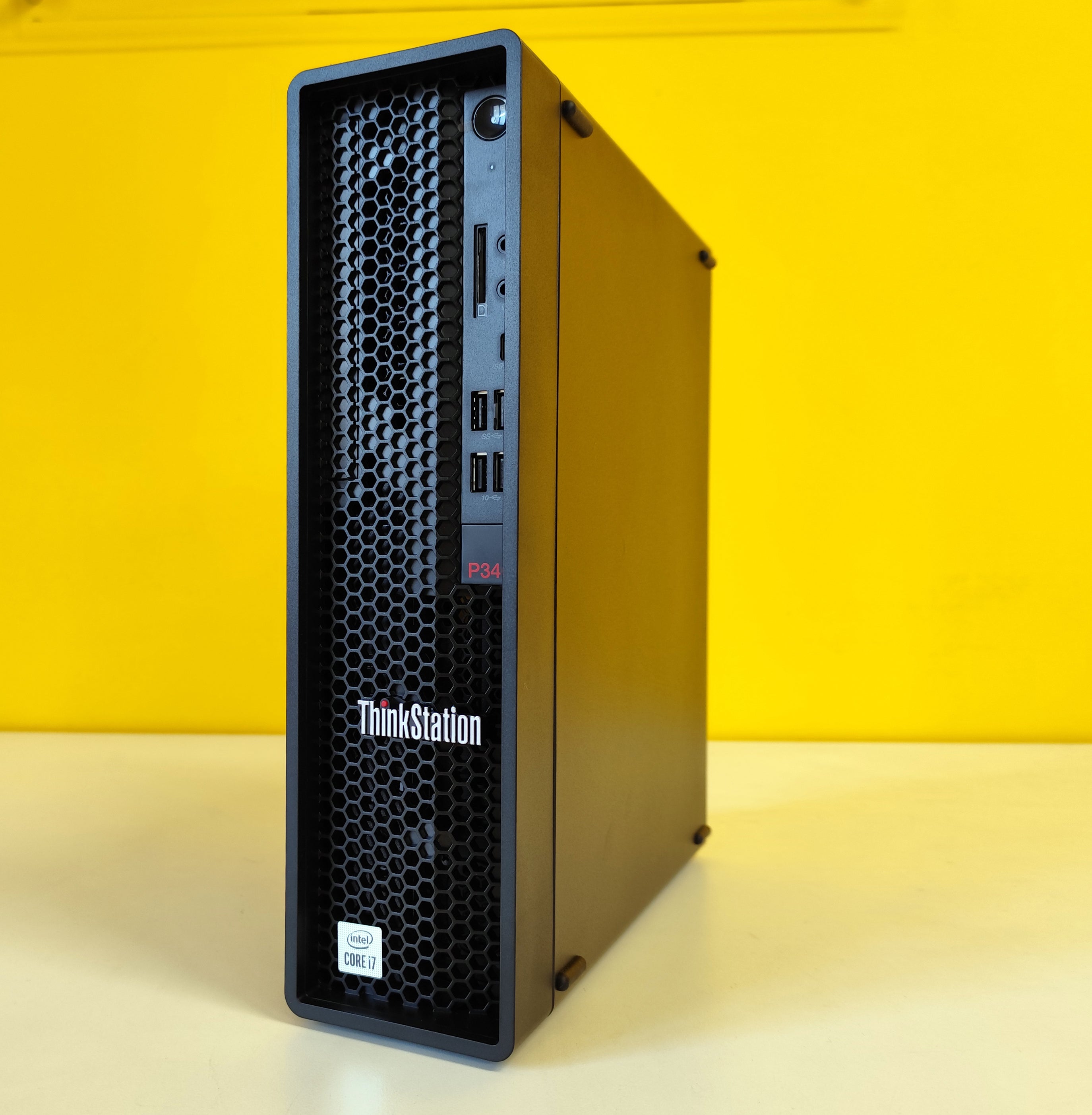 Lenovo ThinkStation P340 in posizione verticale con design elegante e prestazioni elevate per professionisti.