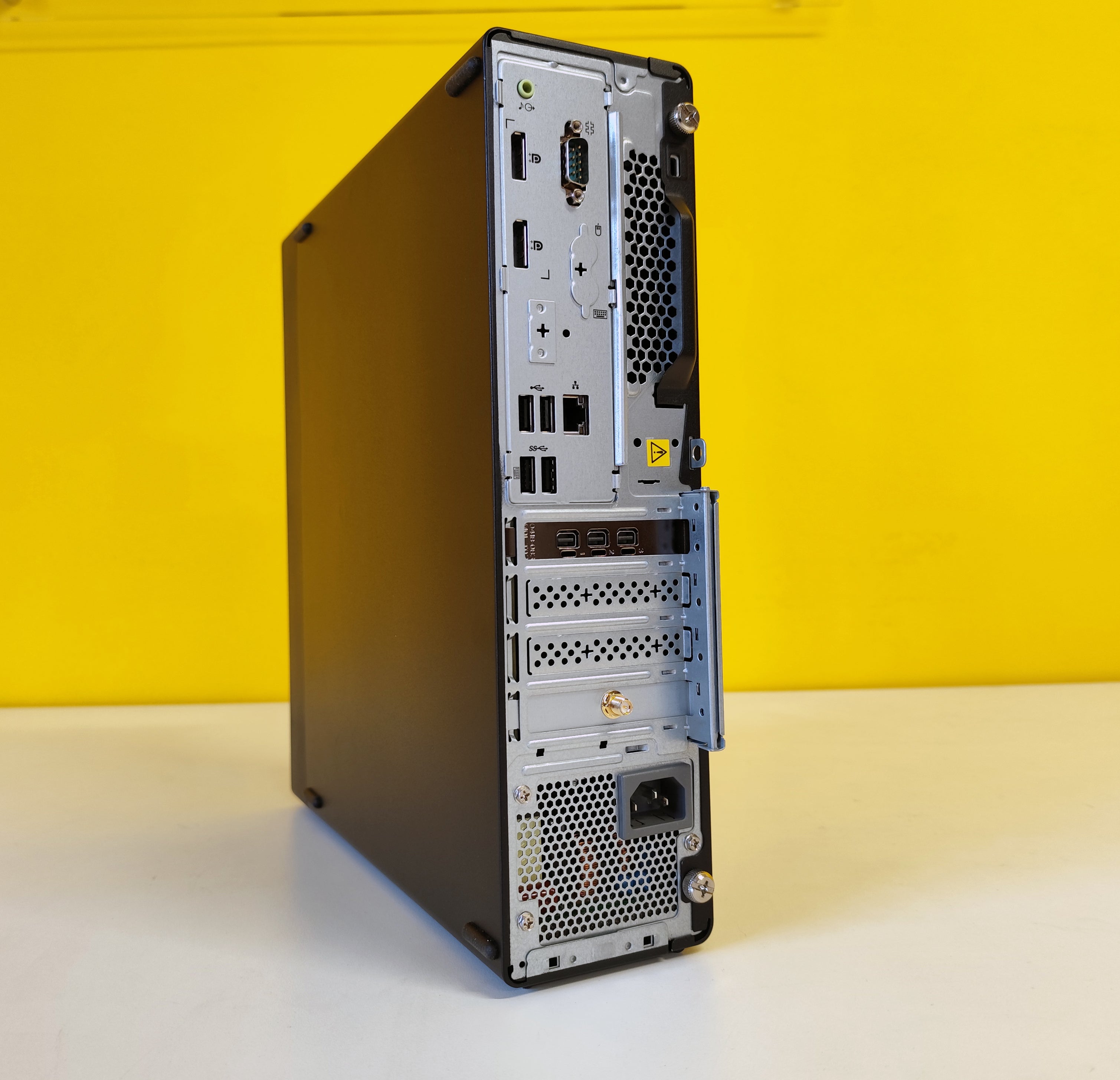 Retro del Lenovo ThinkStation P340 con porte di connessione multiple, ideale per configurazioni professionali.